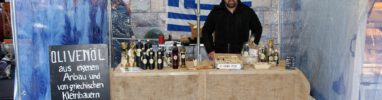Die Marktbesucher konnten sich auf ein besonderes Adventangebot freuen, nämlich auf hochwertiges Olivenöl und Olivenöl-Seife, Foto: Rüdiger Beck