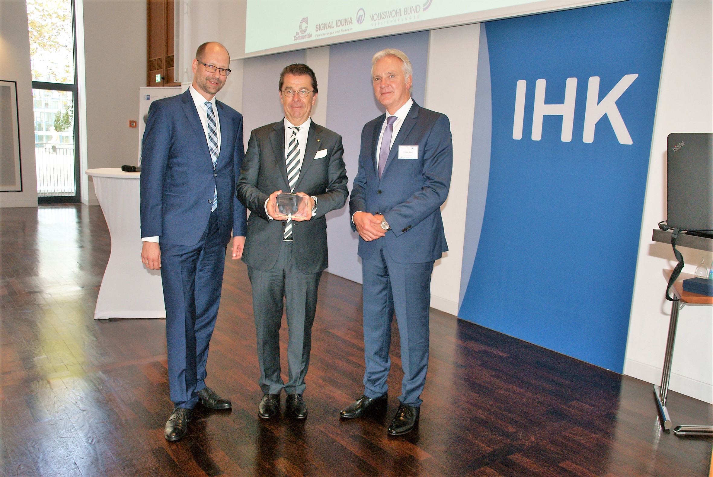 Der Preisträger Michael Johnigk (Mitte) erhielt von Prof. Dr. Matthias Beenken (links) den Dortmunder Versicherungspreis, rechts: Markus Bitter, Vorsitzender des Dortmunder Assekuranzclubs (Foto: Rüdiger Beck)